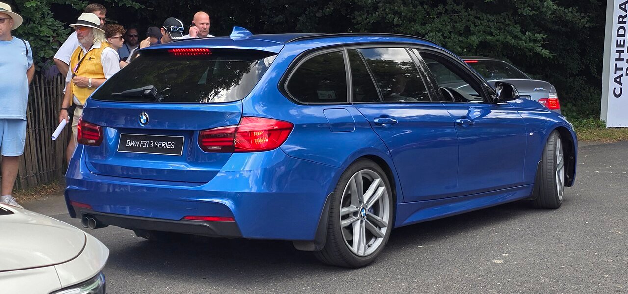 2025 BMW 3 Series SE — photo 3