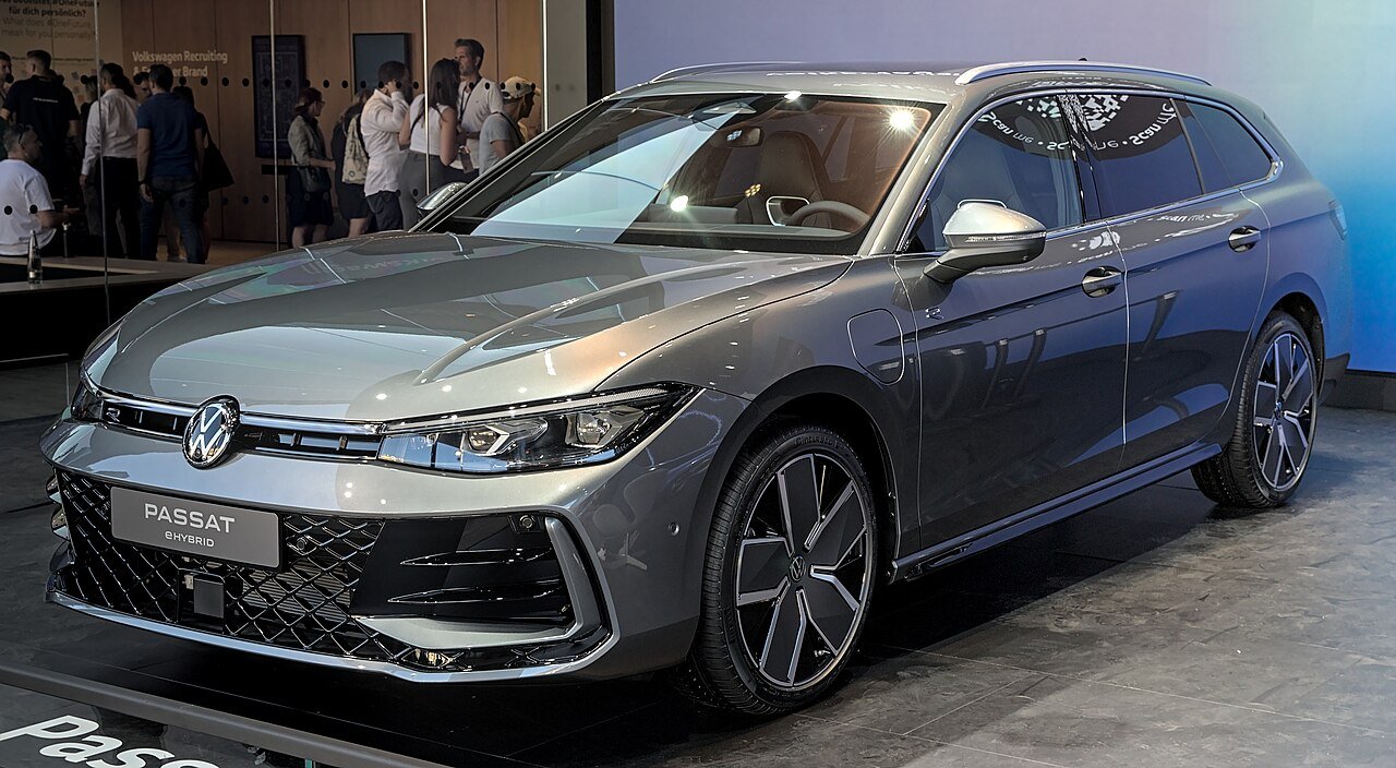 2023 Volkswagen Passat LE — photo 2